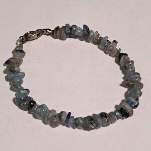 Light, dark blue bracelet